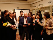 Կնոջ առեղծվածային, սև զգեստը